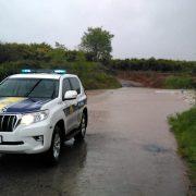 La pluja no dona treva durant la nit i la Policia Local tanca diversos camins del terme municipal