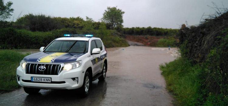 La pluja no dona treva durant la nit i la Policia Local tanca diversos camins del terme municipal