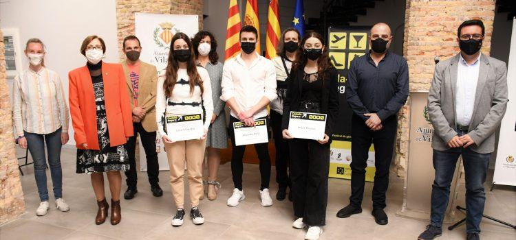 Els estudiants Imane Khaoua, Lucía Villagrasa i Alejandro Baila reben el premi del IV Concurs juvenil de Castelló Negre 