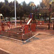 Serveis Públics renova el sòl del parc infantil de la Maiorasga, fet malbé pels vàndals