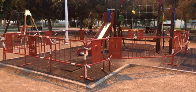 Serveis Públics renova el sòl del parc infantil de la Maiorasga, fet malbé pels vàndals