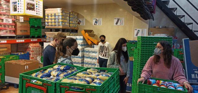 Joventut Antoniana reposa les seues ‘prestatgeries’ per a garantir l’entrega d’aliments a més de 80 famílies de Vila-real
