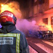 Els bombers sufoquen l’incendi d’un cotxe a Vila-real aquesta matinada