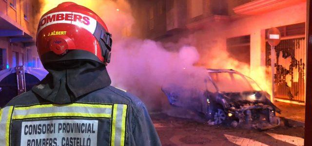 Els bombers sufoquen l’incendi d’un cotxe a Vila-real aquesta matinada