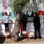 Els alumnes del Pius XII participen en el mural sobre tradicions locals que embellirà el pati