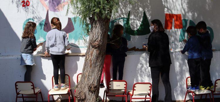 Els alumnes del Pius XII participen en el mural sobre tradicions locals que embellirà el pati