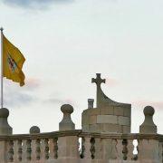 La bandera del Villarreal oneja al campanar de l’església Arxiprestal davant la gran final