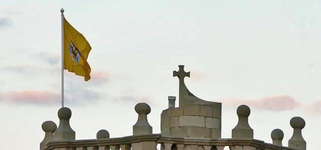 La bandera del Villarreal oneja al campanar de l’església Arxiprestal davant la gran final