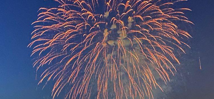 Foc, color i soroll en el cel de Vila-real per a commemorar el dia de sant Pasqual