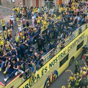 Una gran marea groga col·lapsa els carrers de Vila-real després d’una nit llegendària i milers d’aficionats ovacionen al Villarreal