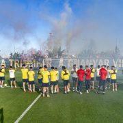 Aficionats del Villarreal recolzen a l’equip en l’últim entrenament abans de volar a Polònia