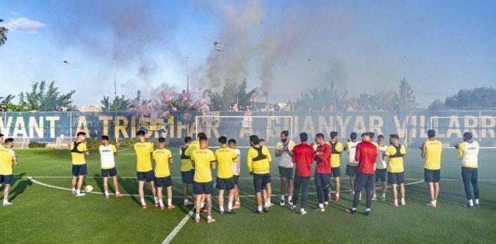 Aficionats del Villarreal recolzen a l’equip en l’últim entrenament abans de volar a Polònia