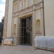 Nova porta d’accés a la basílica de sant Pasqual que aviat incorporarà noves lluminàries i bancs de fusta