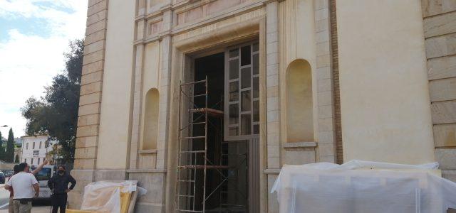 Nova porta d’accés a la basílica de sant Pasqual que aviat incorporarà noves lluminàries i bancs de fusta