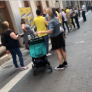 Llargues cues per a fer-se una foto amb la copa de l’Europa League del Villarreal que s’exposa hui i demà al Gran Casino