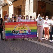 Vila-real penja la bandera de l’Arc de Sant Martí amb motiu del dia de l’Orgull LGTBI+