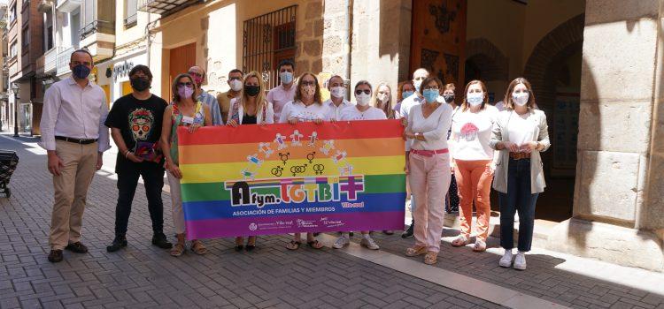 Vila-real penja la bandera de l’Arc de Sant Martí amb motiu del dia de l’Orgull LGTBI+