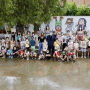 El mural sobre les tradicions locals embelleix la paret del pati d’infantil del col·legi Pius XII