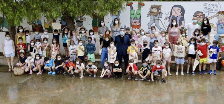 El mural sobre les tradicions locals embelleix la paret del pati d’infantil del col·legi Pius XII