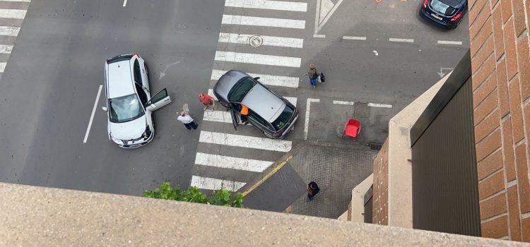 Aparatós accident en l’encreuament de Pintor Gumbau i l’Avinguda Francesc Tárrega