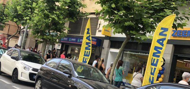 Llargues cues en l’obertura de la nova tenda de ‘Zeeman’ en l’avinguda Francesc Tàrrega 