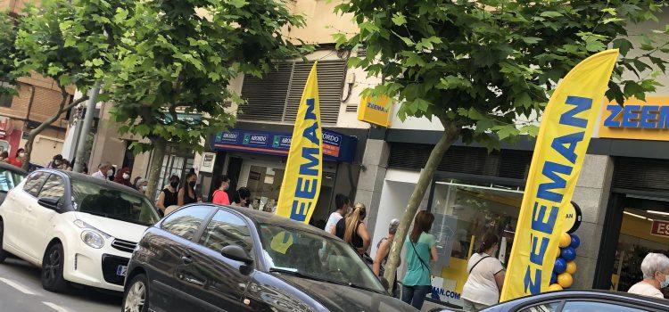 Llargues cues en l’obertura de la nova tenda de ‘Zeeman’ en l’avinguda Francesc Tàrrega 