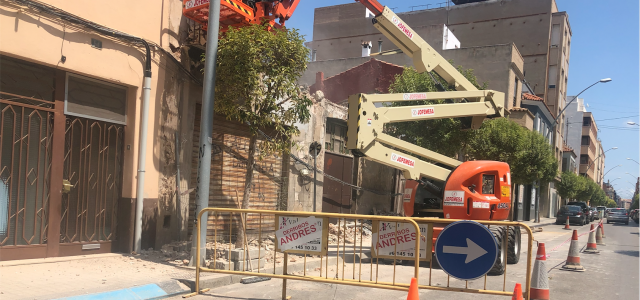 Arranca la demolició dels quatre habitatges en ‘ruïna’ al carrer Vicente Sanchís