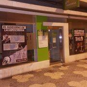 Apareixen a Vila-real cartells contra el Govern i les elèctriques en les vidrieres del PSOE i Iberdrola