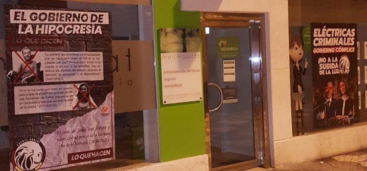 Apareixen a Vila-real cartells contra el Govern i les elèctriques en les vidrieres del PSOE i Iberdrola