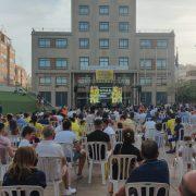 L’afició grogueta plena la Plaça Major per l’estrena del documental del Villarreal CF