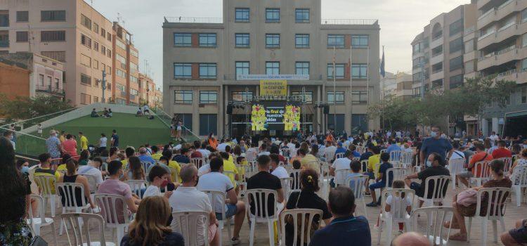 L’afició grogueta plena la Plaça Major per l’estrena del documental del Villarreal CF