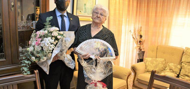 L’alcalde de Vila-real felicita el 100 aniversari d’una de les seues veïnes: Catalina Almagro Mesa