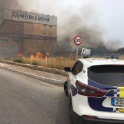 Incendi de cultiu abandonat en una de les entrades de Vila-real