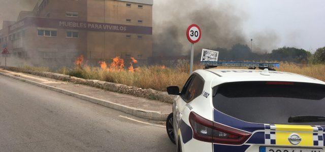 Incendi de cultiu abandonat en una de les entrades de Vila-real