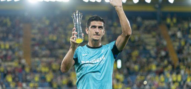 Gerard Moreno rep el trofeu de millor jugador de la Europa League 2020-21