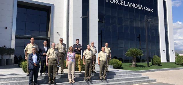 Una delegació de l’Exèrcit visita Porcelanosa per compartir experiències de treball tecnològic i logístic