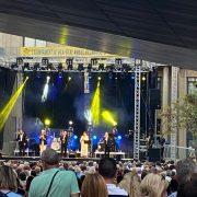 Mocedades celebra el seu 50 aniversari amb un concert ple de gom a gom a la Plaça Major