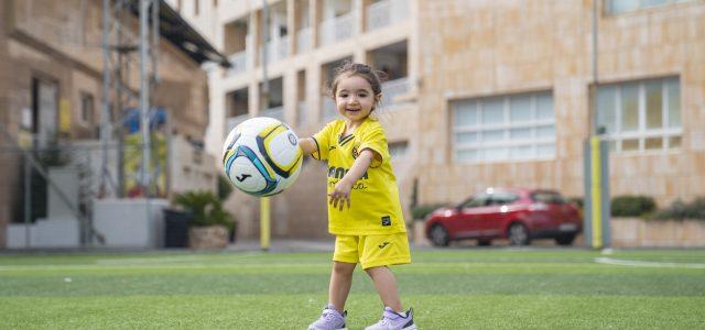 Zoe compleix dos anys amb salut després de l’operació a Boston i visitant el Villarreal C.F.