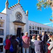 Els veïns i veïnes de Vila-real participen en els passeigs culturals al cementeri