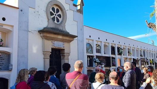 Els veïns i veïnes de Vila-real participen en els passeigs culturals al cementeri