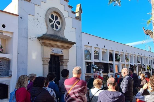 Els veïns i veïnes de Vila-real participen en els passeigs culturals al cementeri