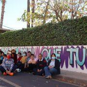Els i les alumnes del col·legi La Panderola pinten un dels murals exteriors del centre