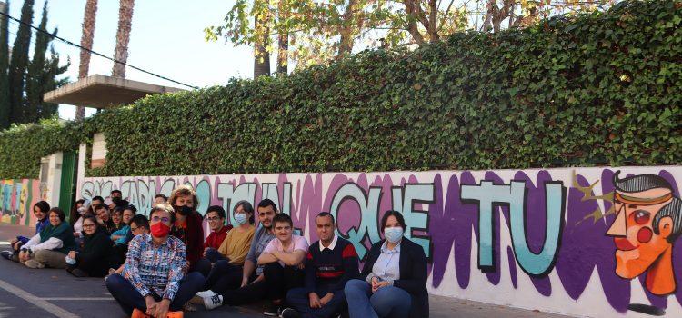 Els i les alumnes del col·legi La Panderola pinten un dels murals exteriors del centre