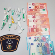 Detinguts a Vila-real amb 16 paperines de cocaïna, diners en efectiu i una arma de descàrregues