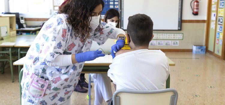 Arranca la vacunació dels menors d’onze anys en els centres escolars