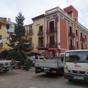 Comença el muntatge de l’arbre nadalenc a la Plaça la Vila