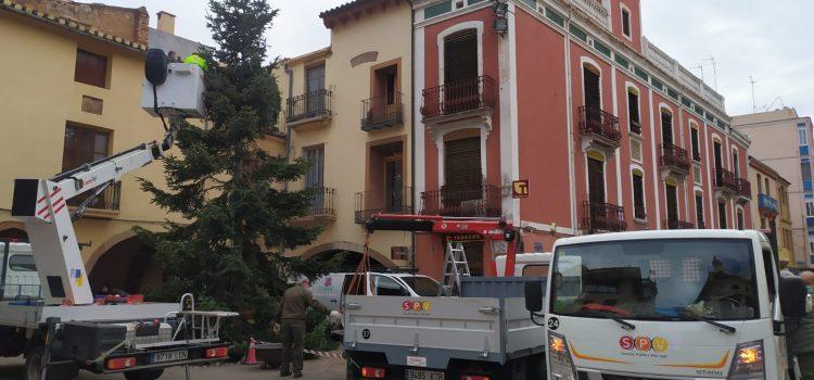 Comença el muntatge de l’arbre nadalenc a la Plaça la Vila