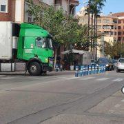 Un camió traspassa el carrer Joanot Martorell i xafa els bol·lards de protecció