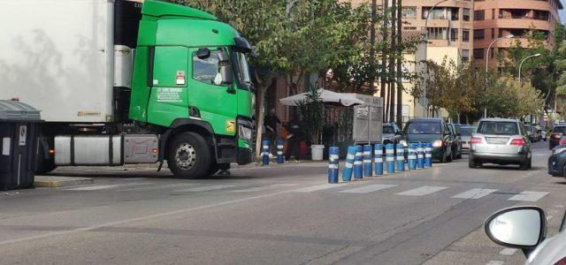 Un camió traspassa el carrer Joanot Martorell i xafa els bol·lards de protecció
