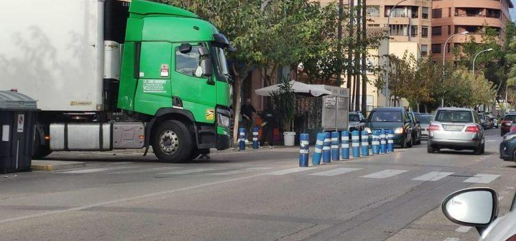 Un camió traspassa el carrer Joanot Martorell i xafa els bol·lards de protecció